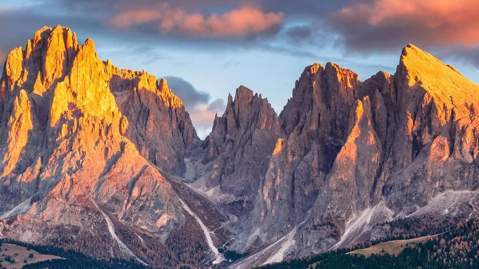 Montagne e vallata con casette